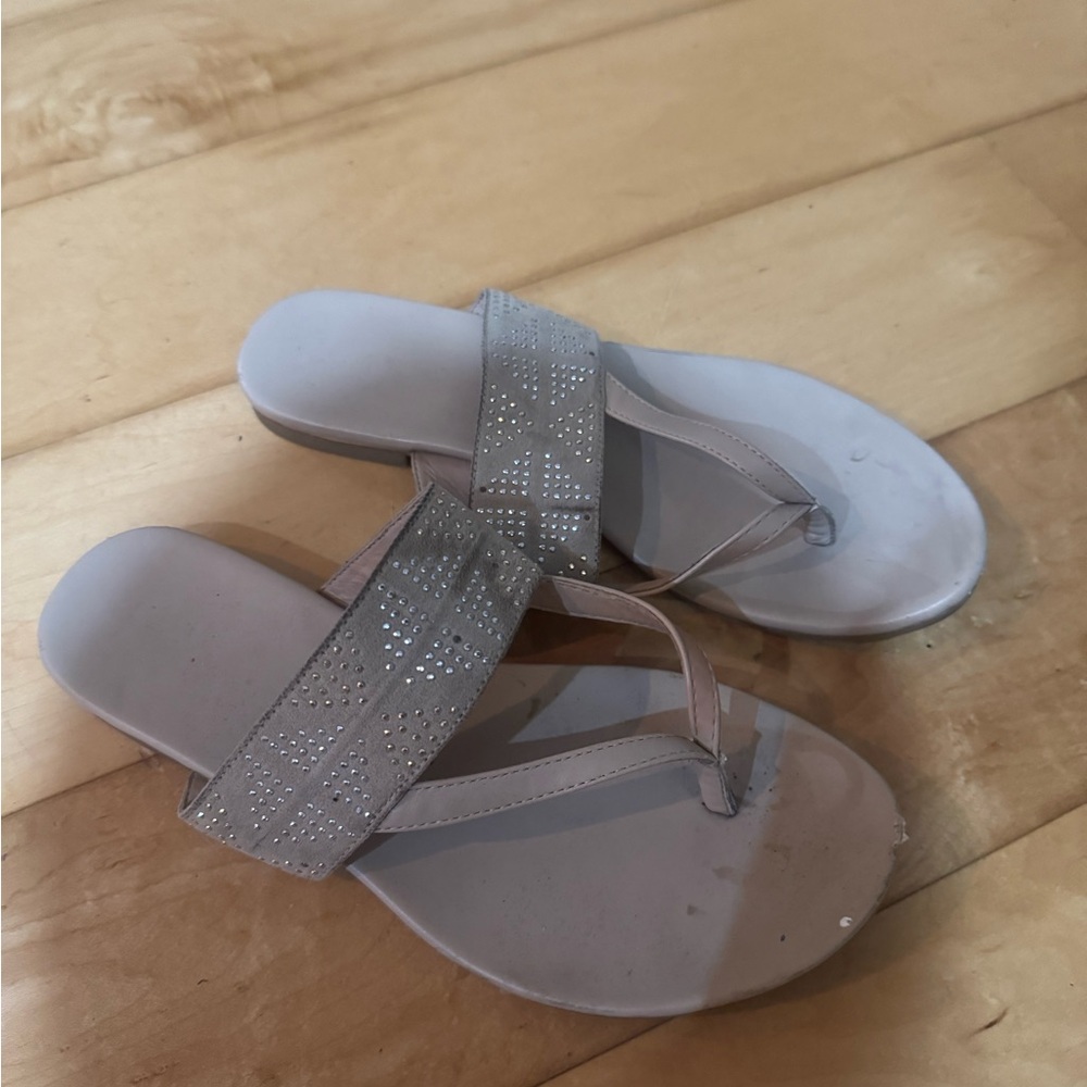 Gray Thong-Style Sandals for Effortless Comfort